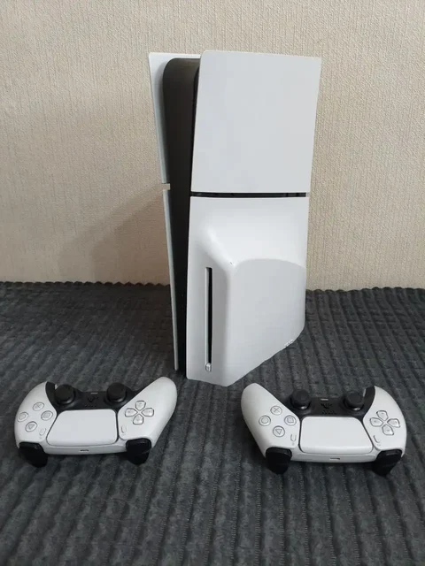 Продам Playstation 5 с дисководом и аксессуарами - Наушники в Чита