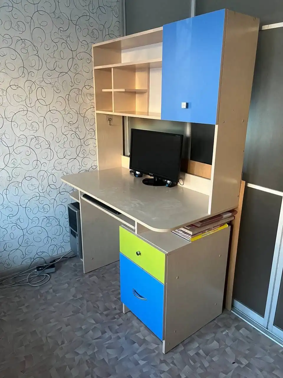 Продам кровать с матрасом и компьютерный стол - Мебель (Для дома и дачи) в Чита