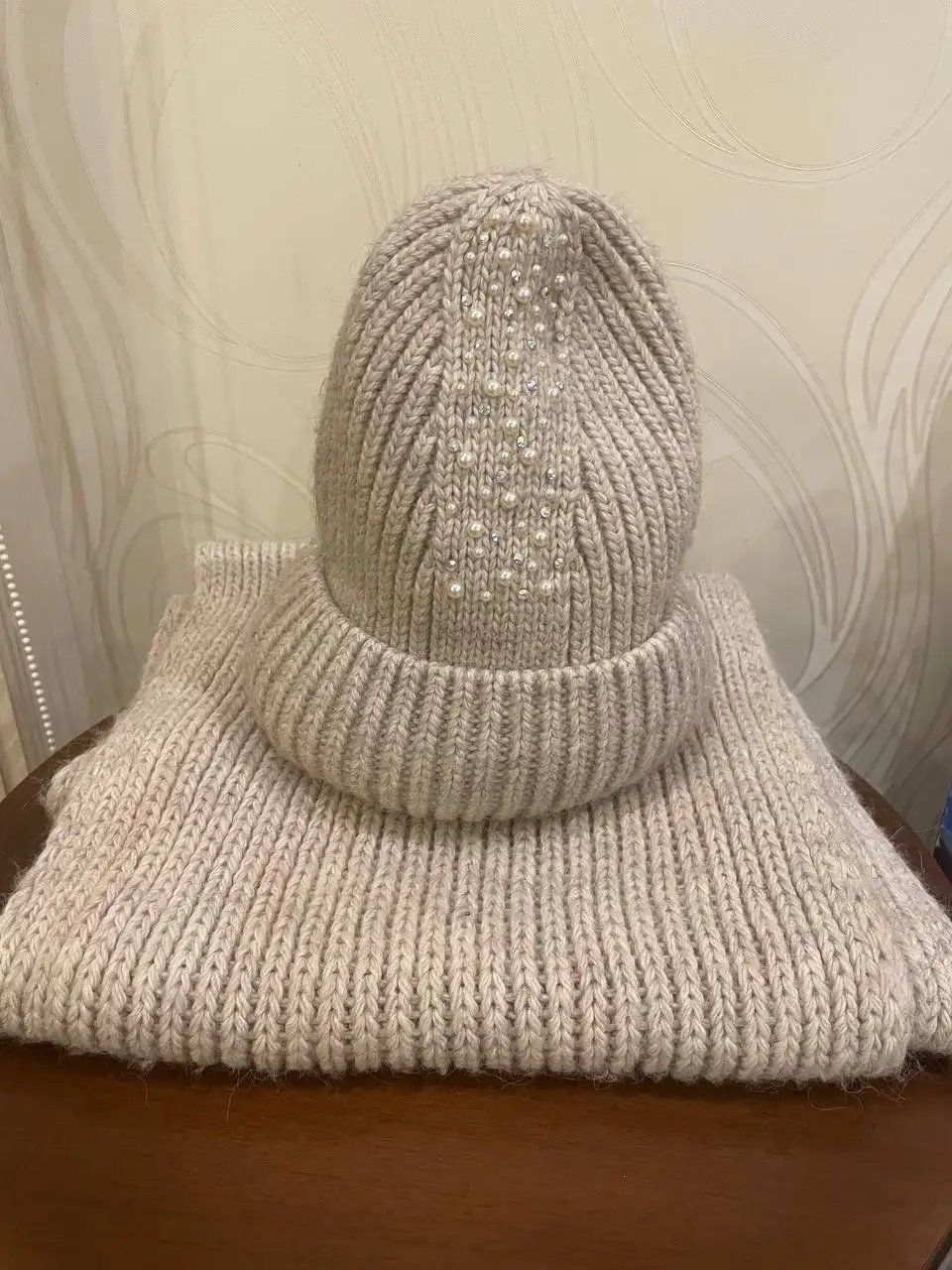 Продам вязаный комплект: шапка и шарф-снуд бежевого цвета - Головные уборы и аксессуары (Одежда) в Чита