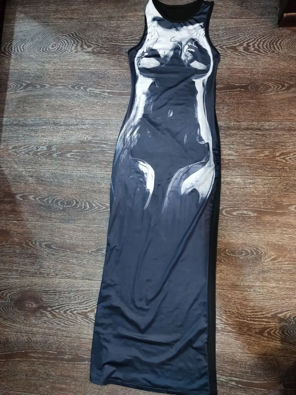 Продам новое силуэтное стильное платье размер 44 - Платья (Одежда) в Чита