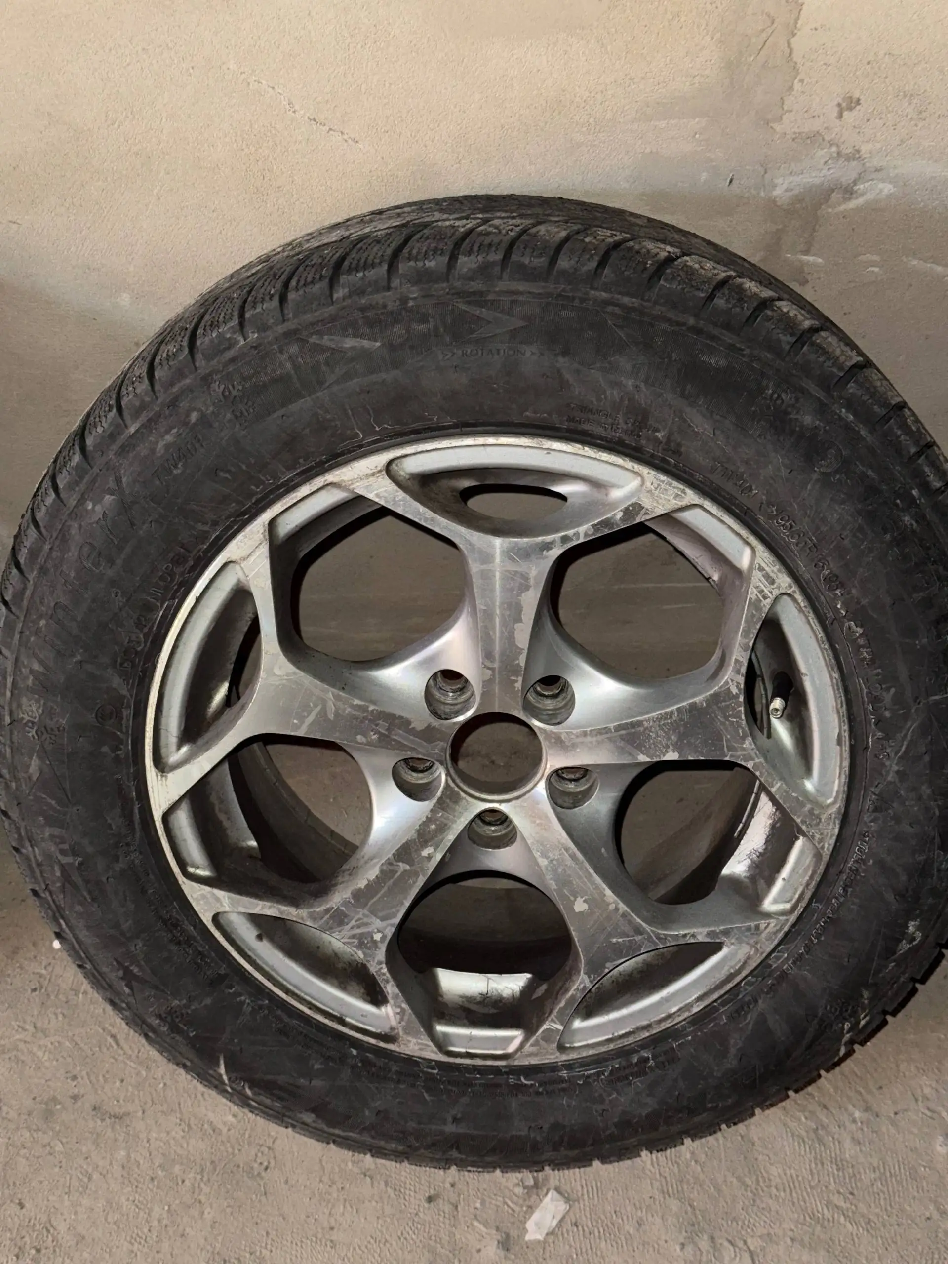 Продажа б/у резины R15 195/65 - Шины и диски (Запчасти) в Чита