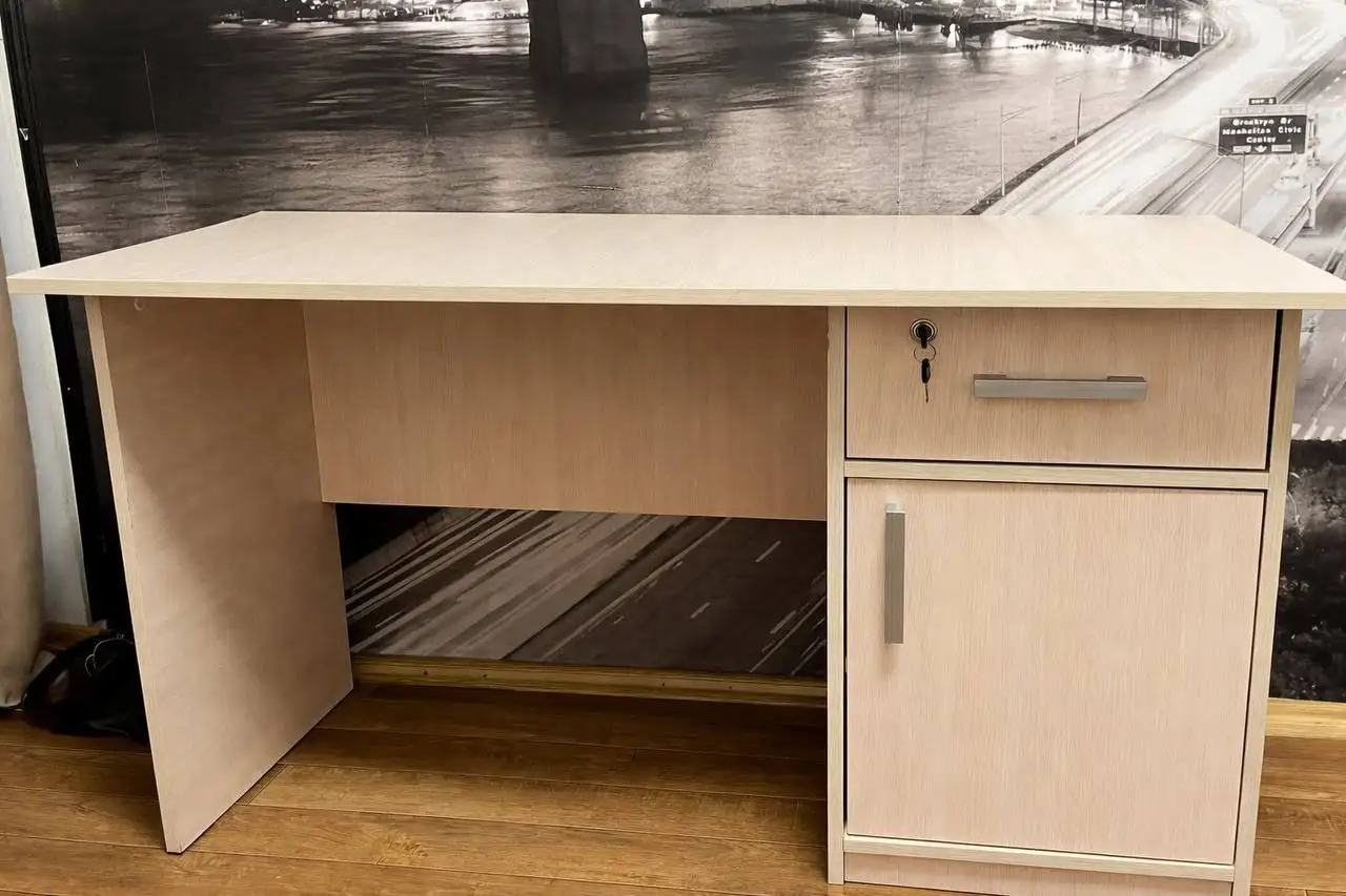 Продажа мебели: письменный стол и кровать с матрасом - Для дома и дачи в Чита