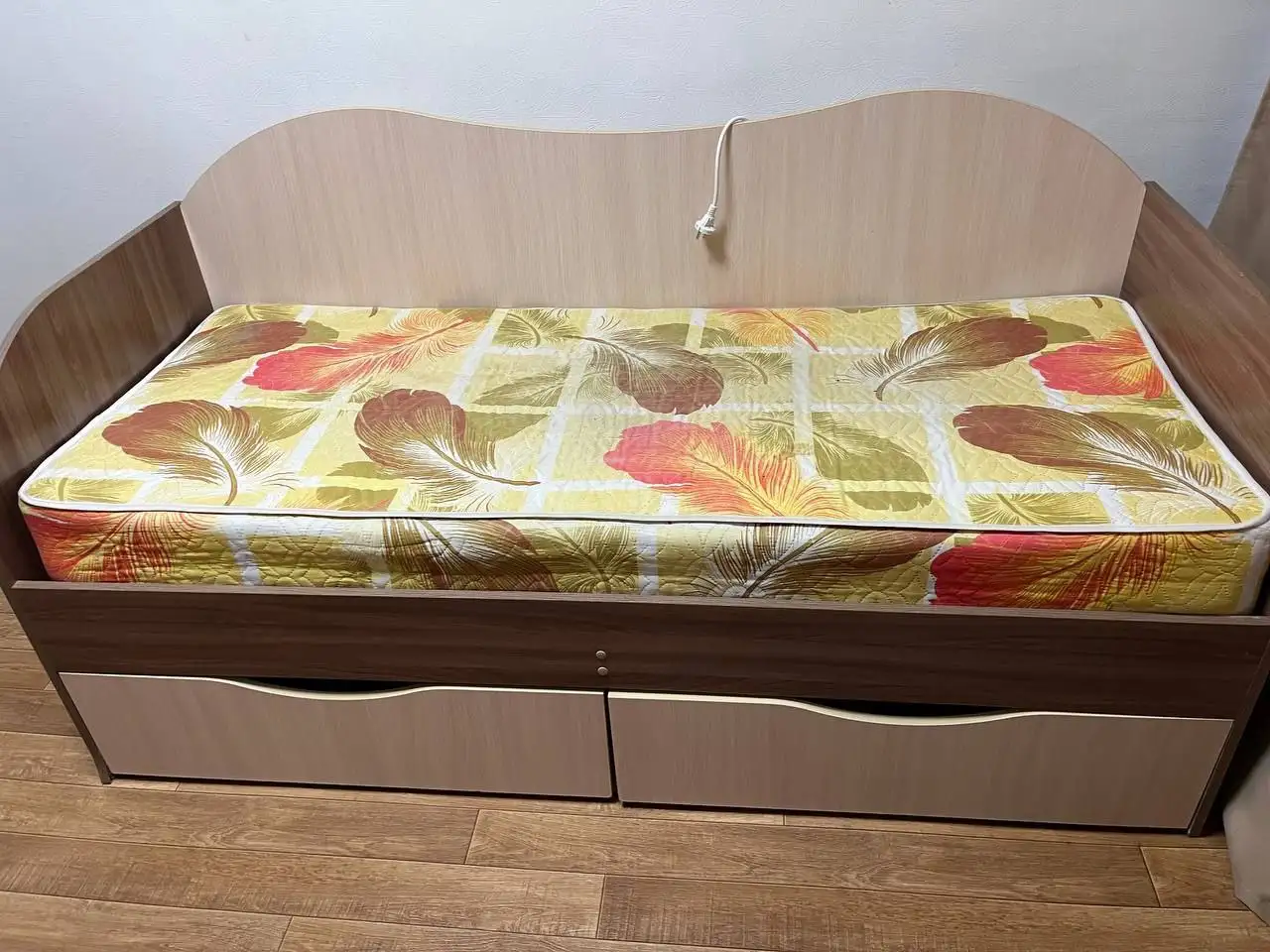 Продажа мебели: письменный стол и кровать с матрасом - Для дома и дачи в Чита