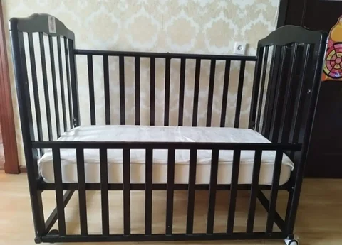 Детская кроватка с регулируемым бортиком - Детская мебель в Чита