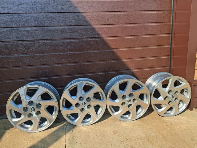 Литые диски R15 и шины Pirelli 195/65 R15 - Гаражи в Чита