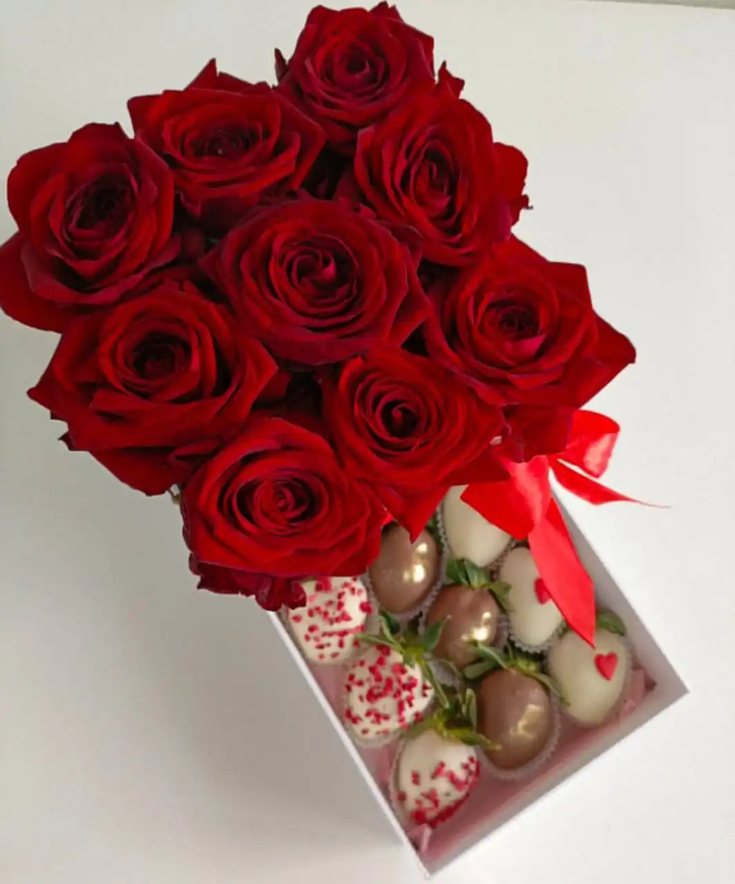 Клубника в шоколаде и букеты гиганты к Новому году