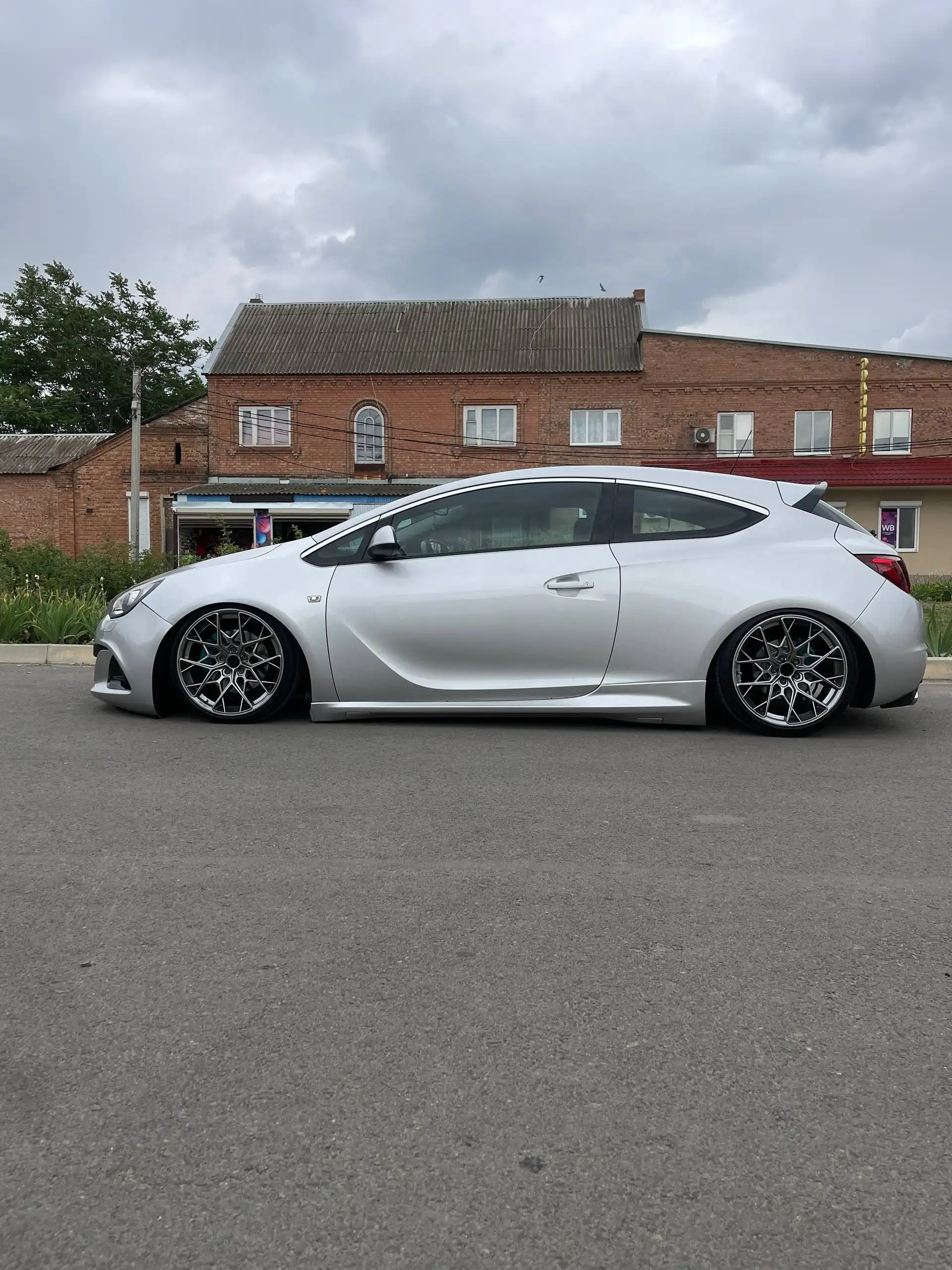 Продажа автозапчастей и колес