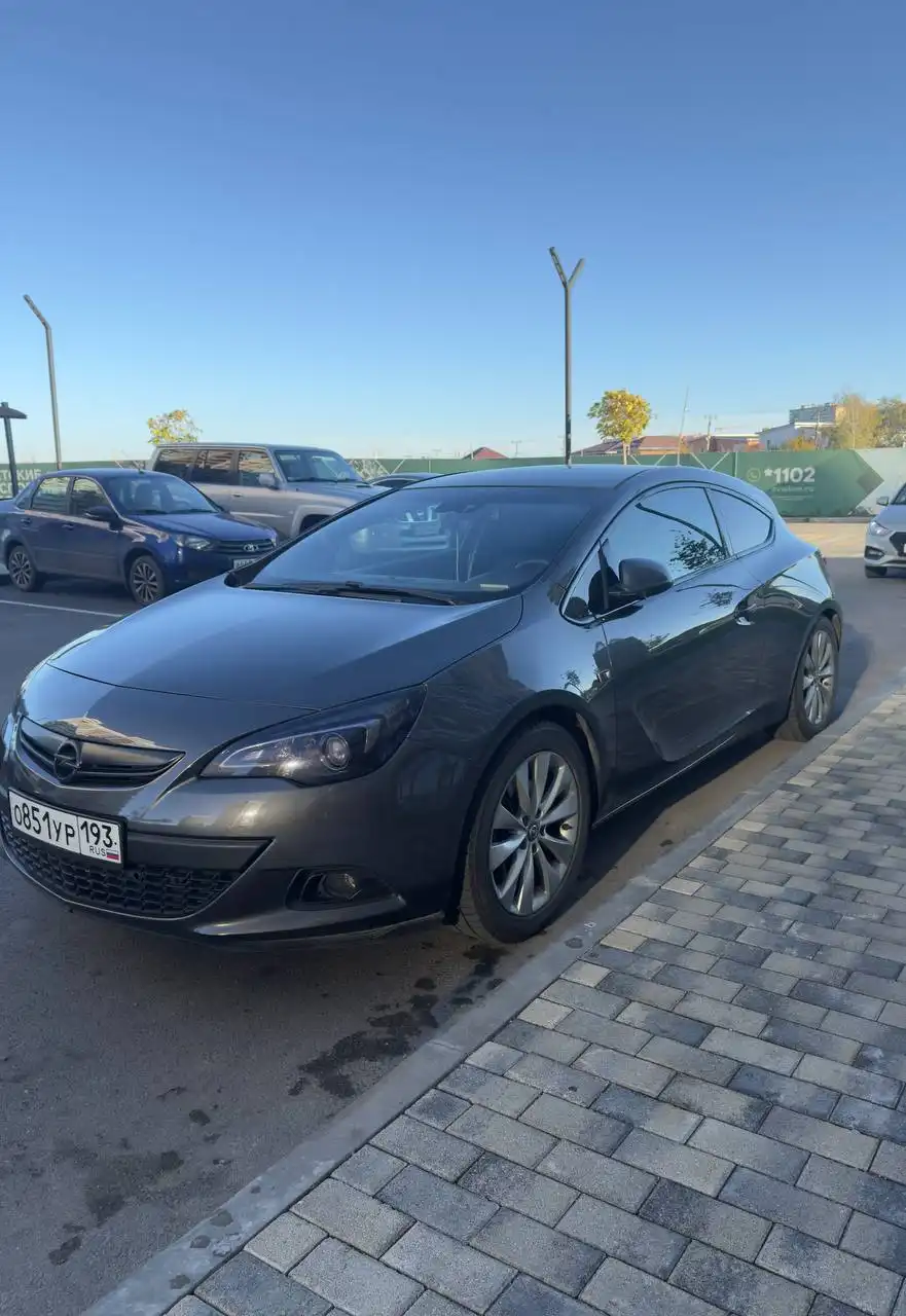 Opel Astra GTC J Рестайлинг 1.4 Turbo MT Sport 2011