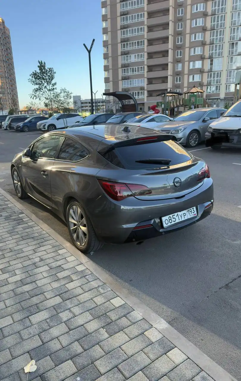 Opel Astra GTC J Рестайлинг 1.4 Turbo MT Sport 2011