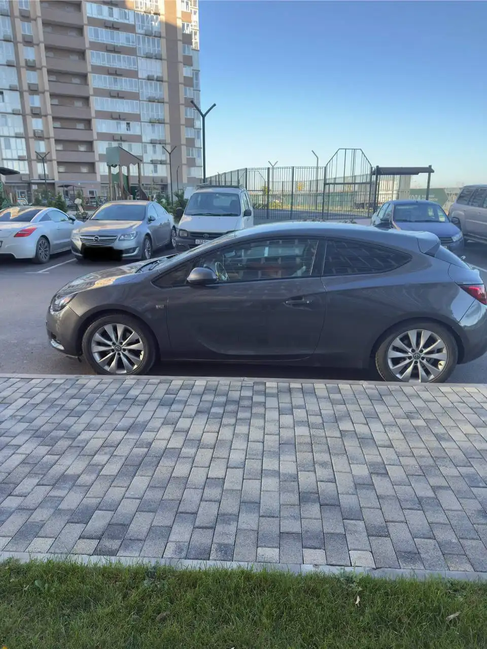 Opel Astra GTC J Рестайлинг 1.4 Turbo MT Sport 2011