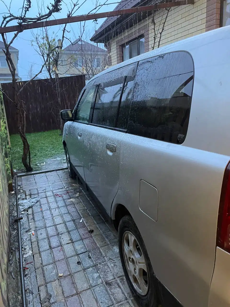 Mitsubishi Dion 2000 года в отличном состоянии