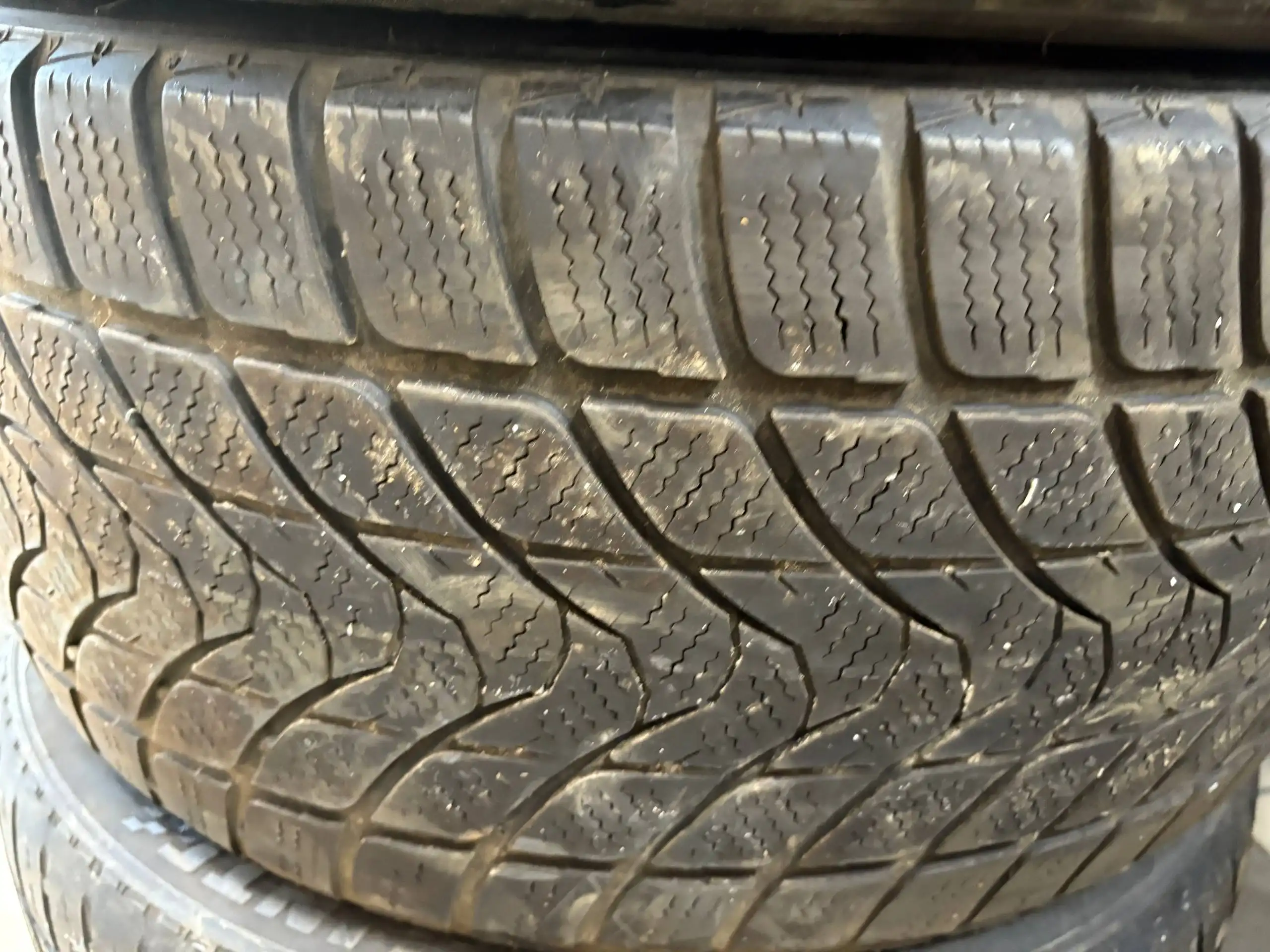 Продажа комплекта премиальных зимних шин 245/45 R19 и 275/40 R19