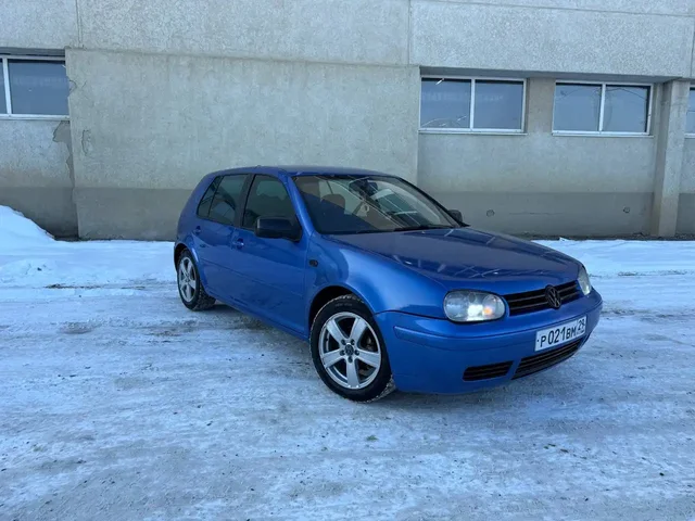 Продажа Volkswagen Golf IV 2001 года выпуска - Авто в Майкоп