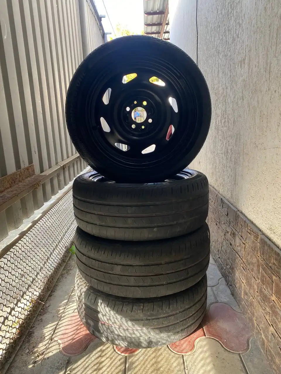 Резина Бриджстоун R15 4.98 - Шины (Запчасти) в Краснодар