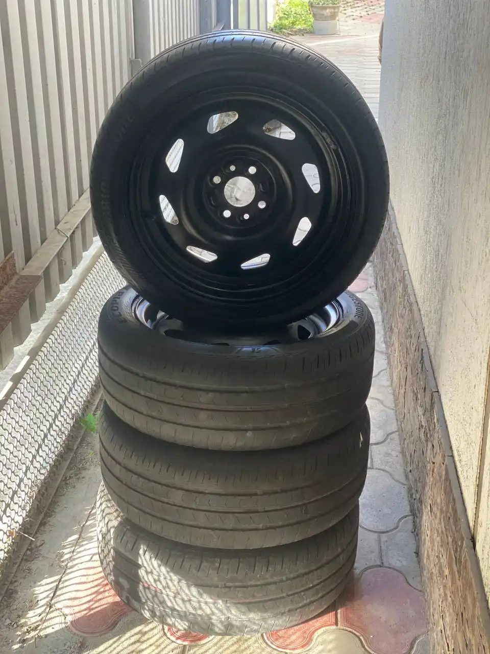 Резина Бриджстоун R15 4.98 - Шины (Запчасти) в Краснодар