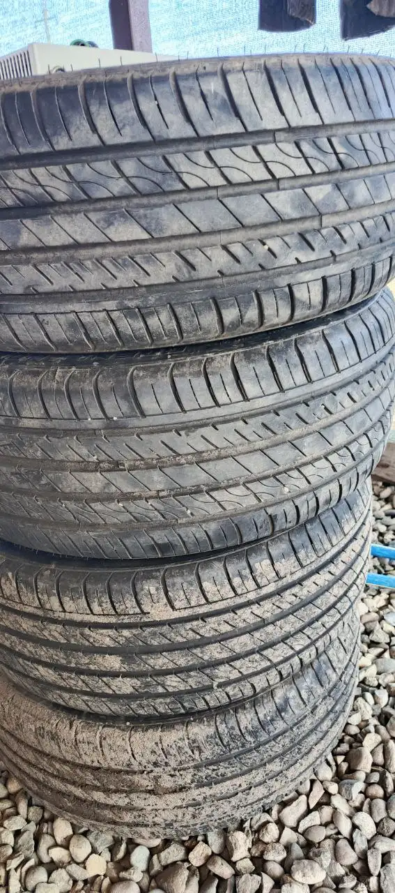 Шины 215/40 R18 в хорошем состоянии - Шины и диски (Авто) в Краснодар