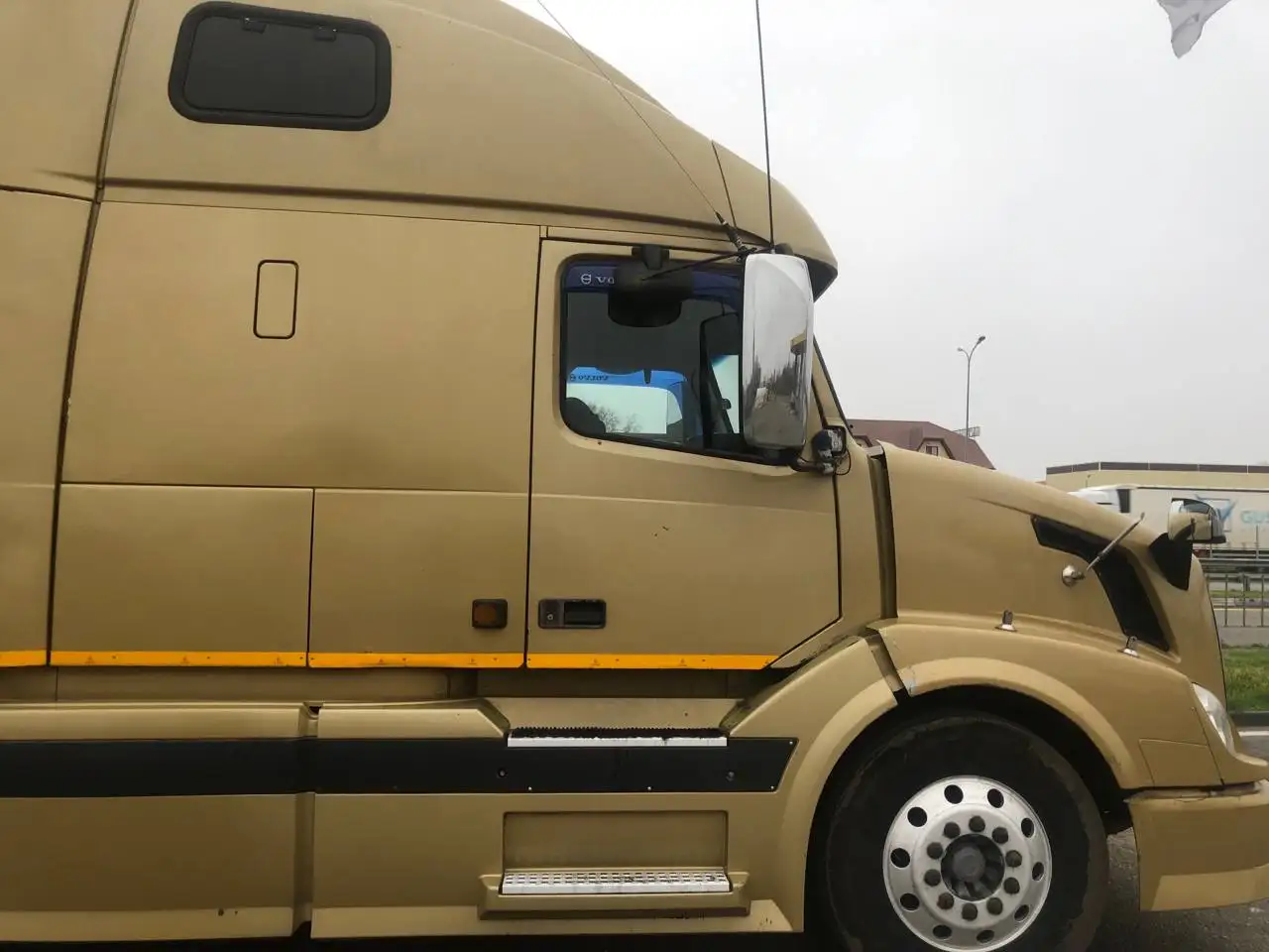 Продажа тягача VOLVO VNL 670 2004 года выпуска - Грузовики (Авто) в Краснодар