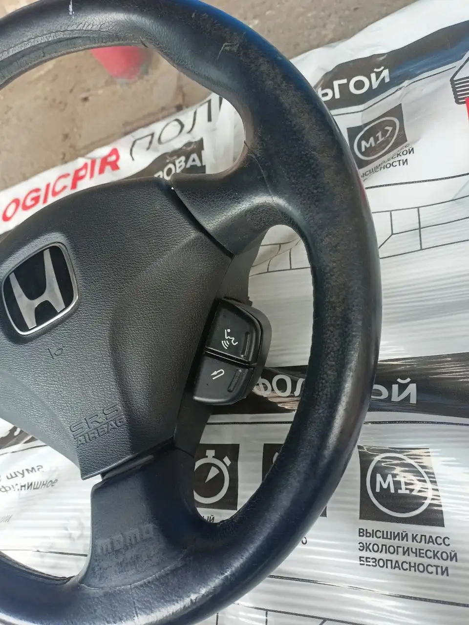 Руль MOMO Honda Integra DC5 с повреждением - Рулевое управление (Запчасти) в Краснодар