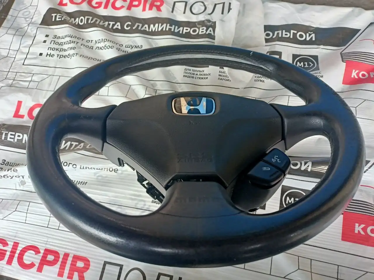 Руль MOMO Honda Integra DC5 с повреждением - Рулевое управление (Запчасти) в Краснодар