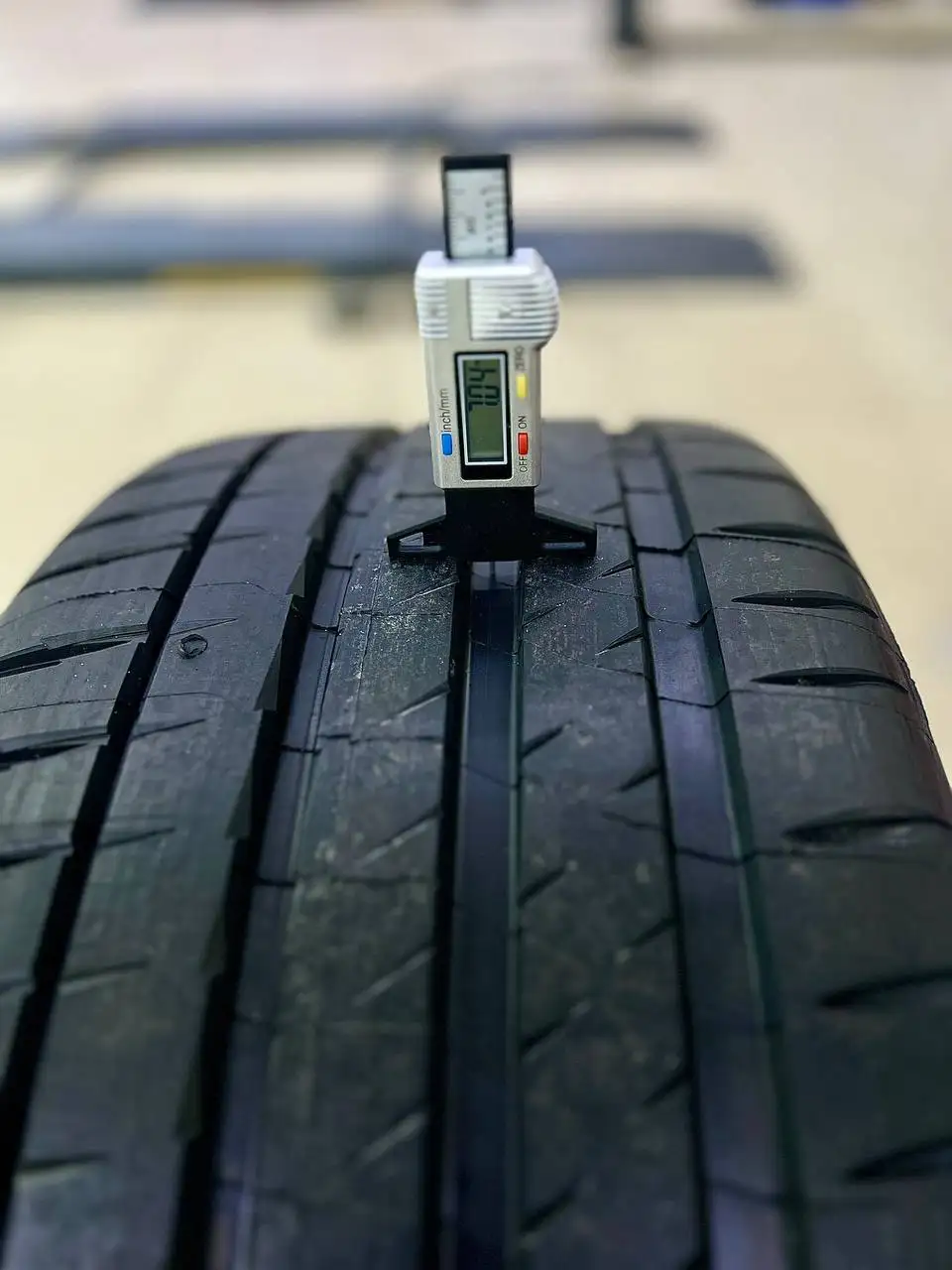 Продам новую оригинальную шину - Шины и диски (Авто) в Краснодар