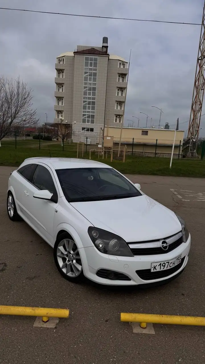 Opel Astra GTC 1.8 автомат в достойном состоянии с новыми запчастями - Легковые автомобили (Авто) в Краснодар