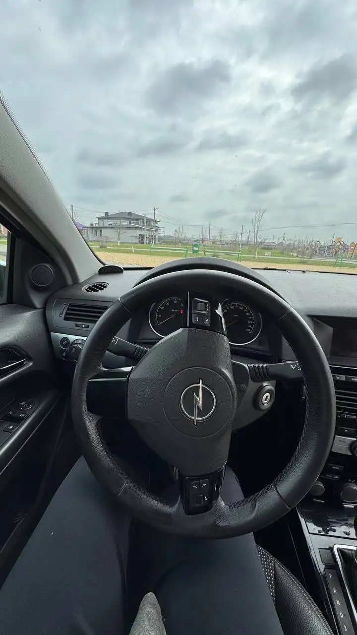 Opel Astra GTC 1.8 автомат в достойном состоянии с новыми запчастями - Легковые автомобили (Авто) в Краснодар