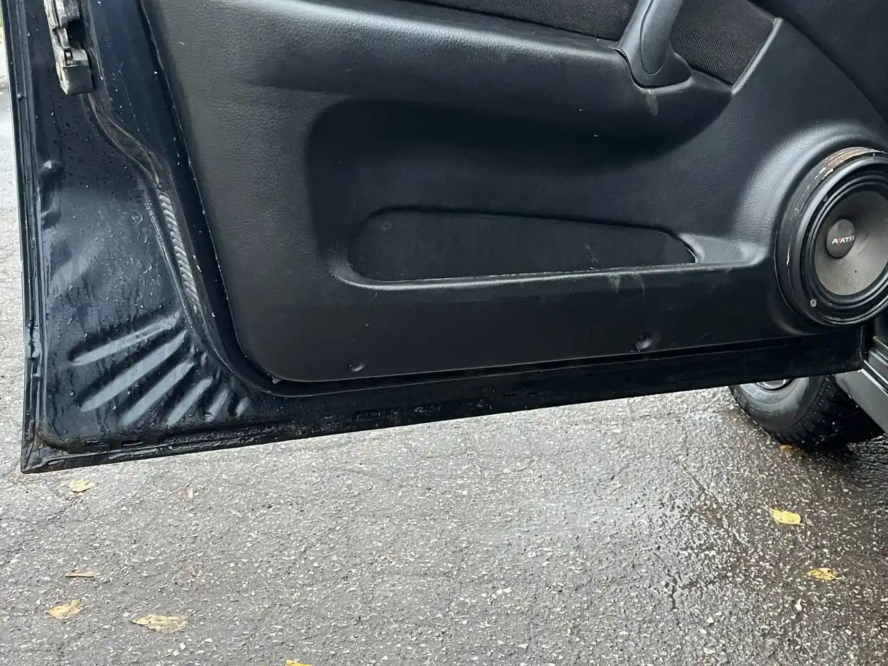 ВАЗ 2112 2005 года в черном цвете