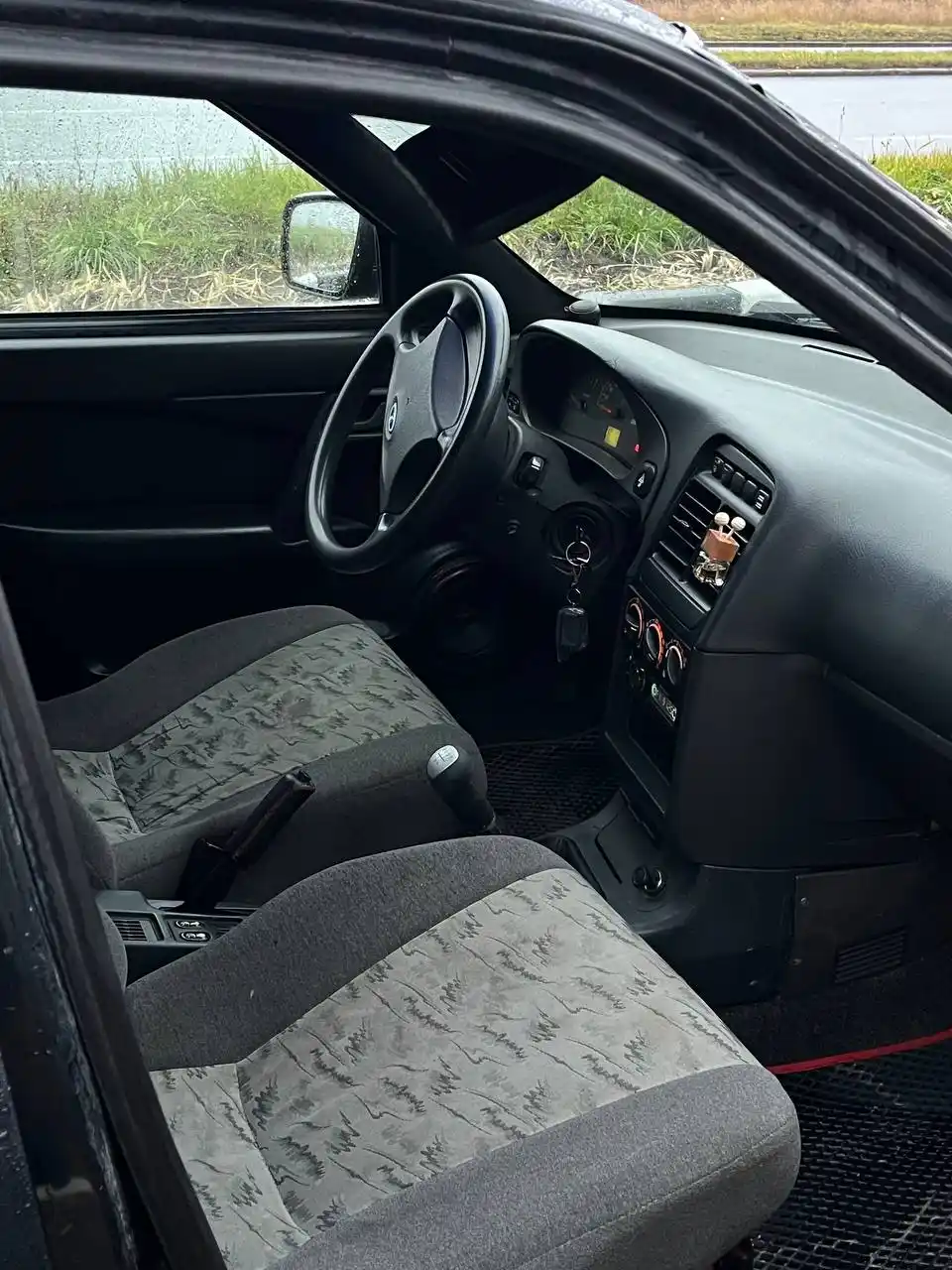 ВАЗ 2112 2005 года в черном цвете