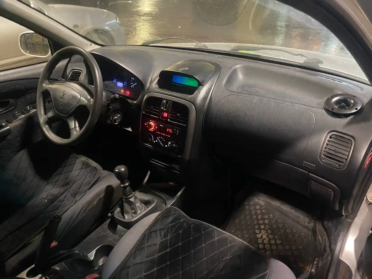 Mitsubishi Carisma 2001 года