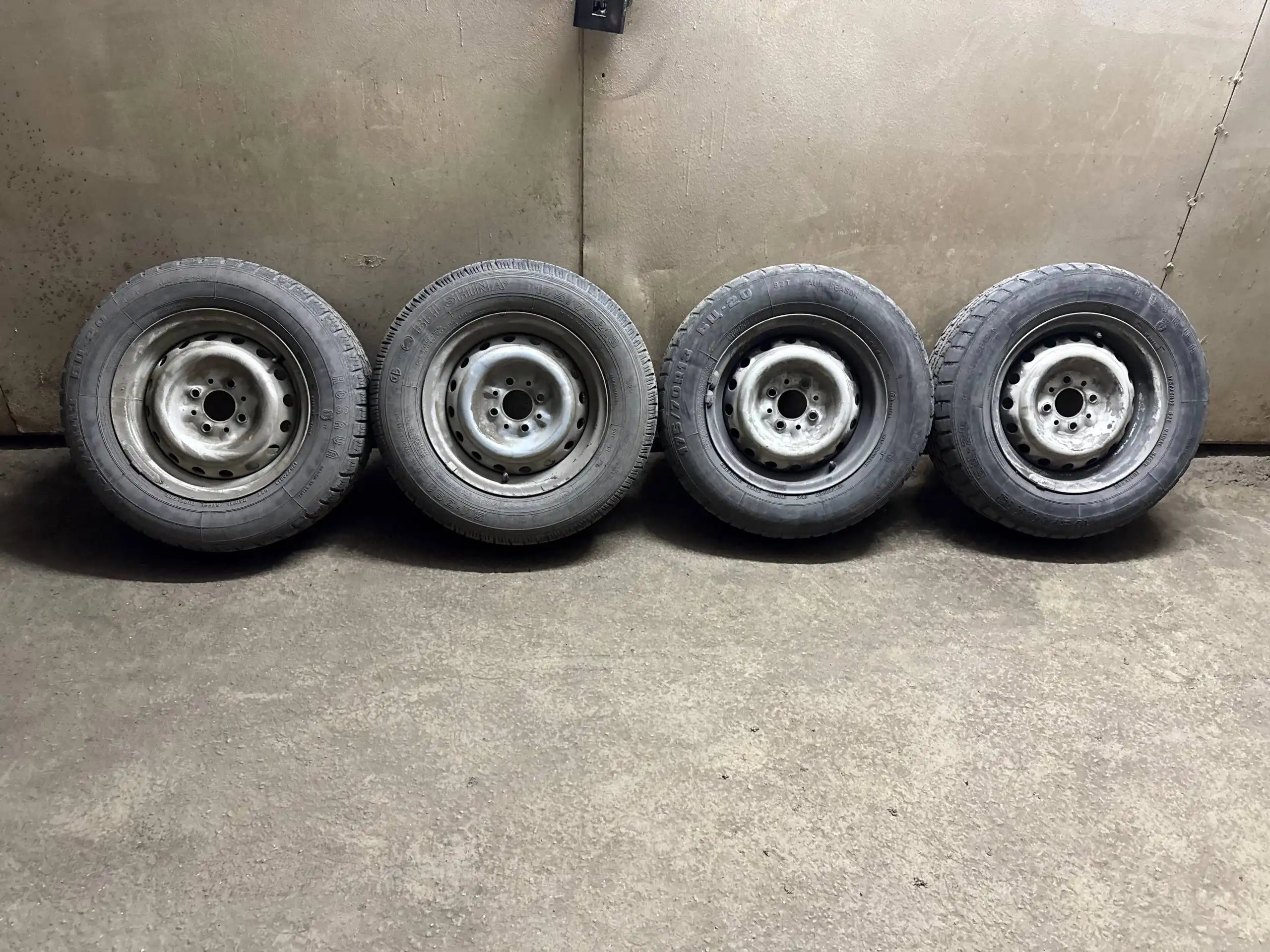 Штампованные диски с резиной 175/70 R13 2002 года