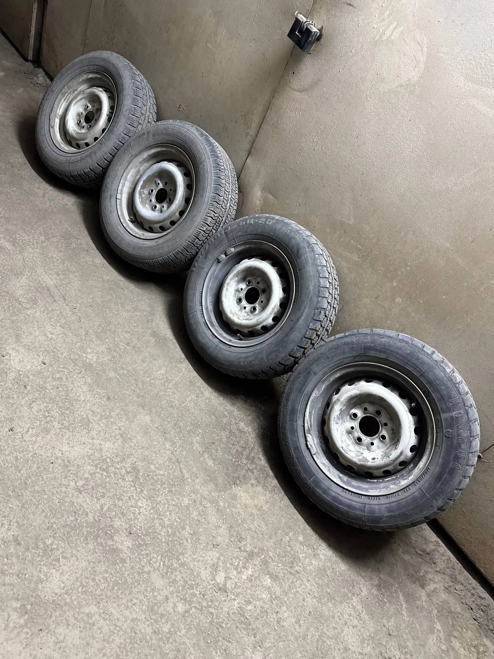 Штампованные диски с резиной 175/70 R13 2002 года