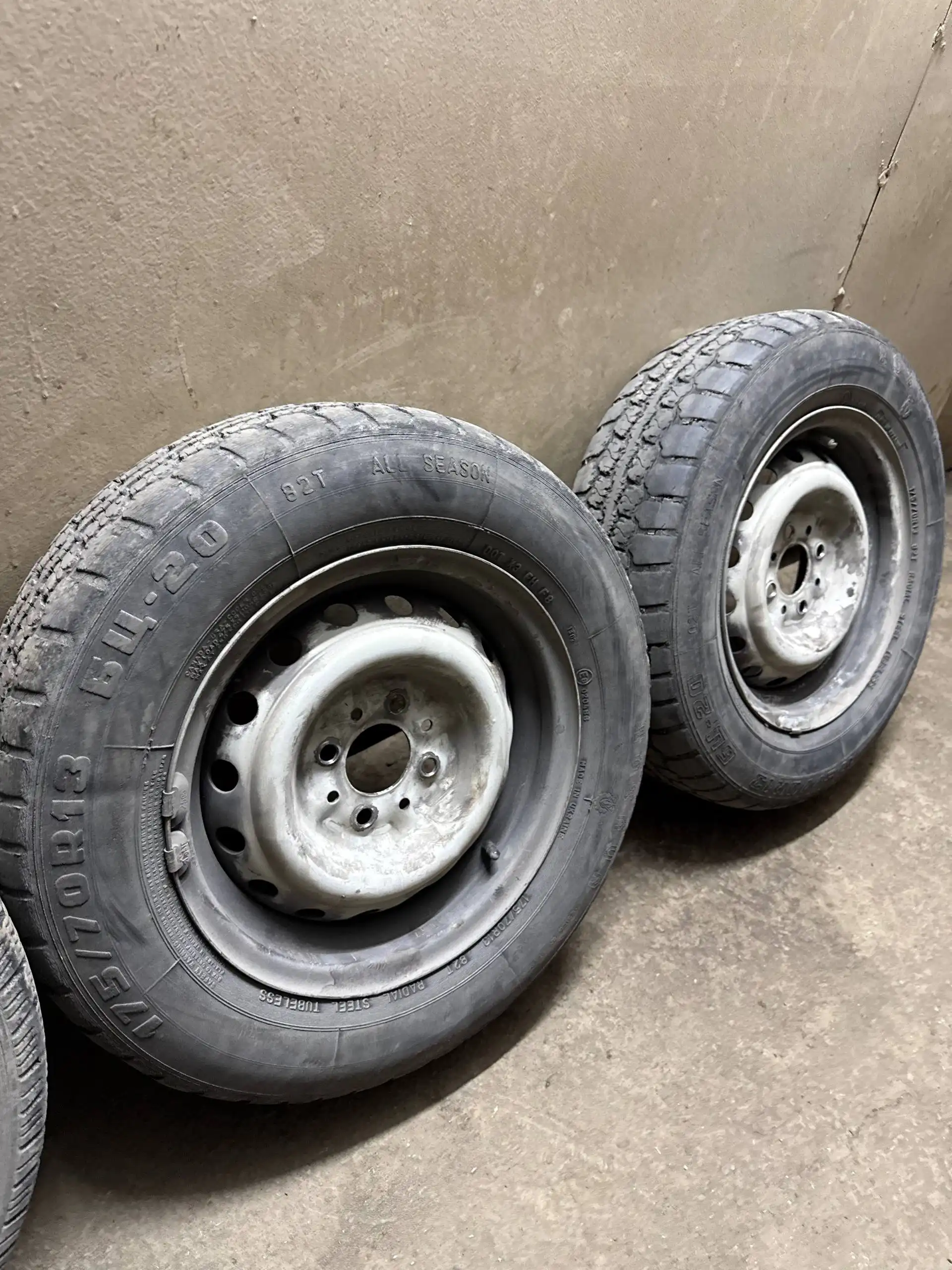 Штампованные диски с резиной 175/70 R13 2002 года