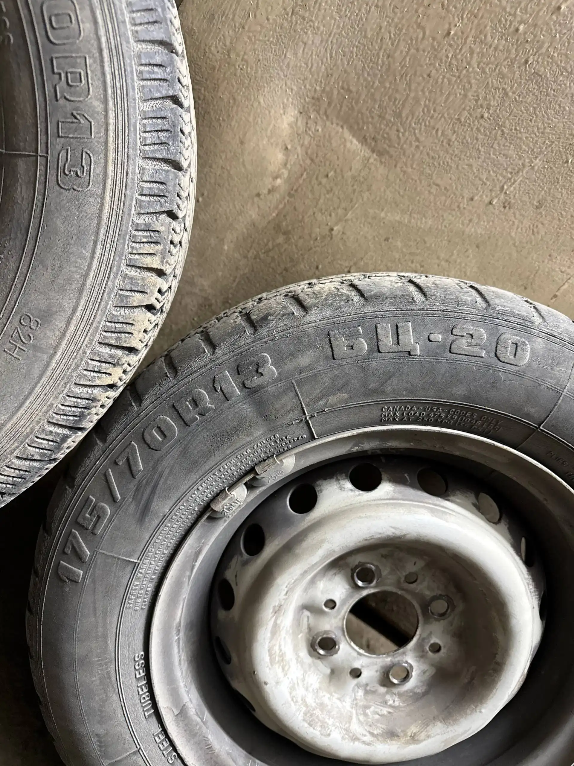 Штампованные диски с резиной 175/70 R13 2002 года