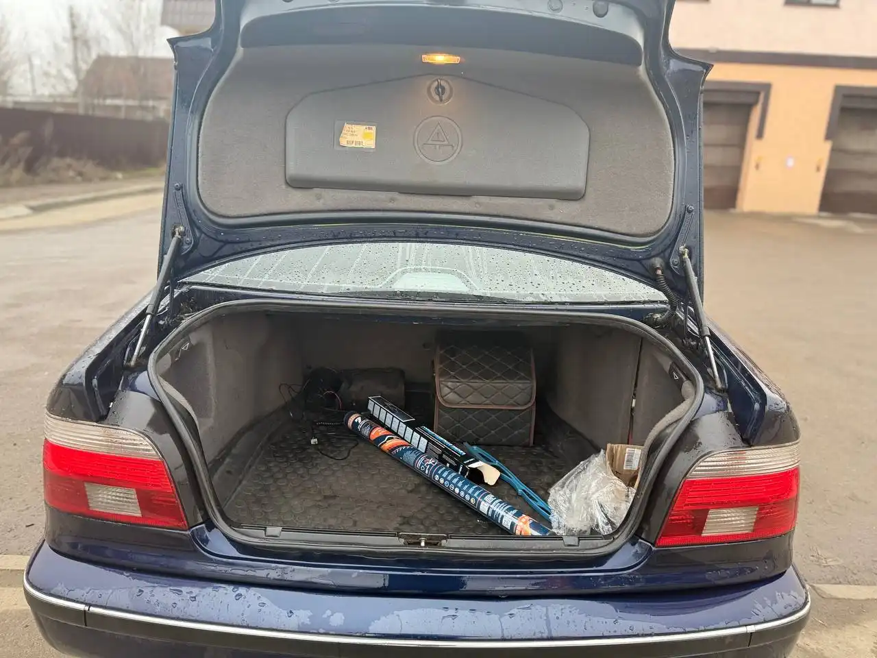 Продам BMW E39 2000 года 2.5 170 сил механика