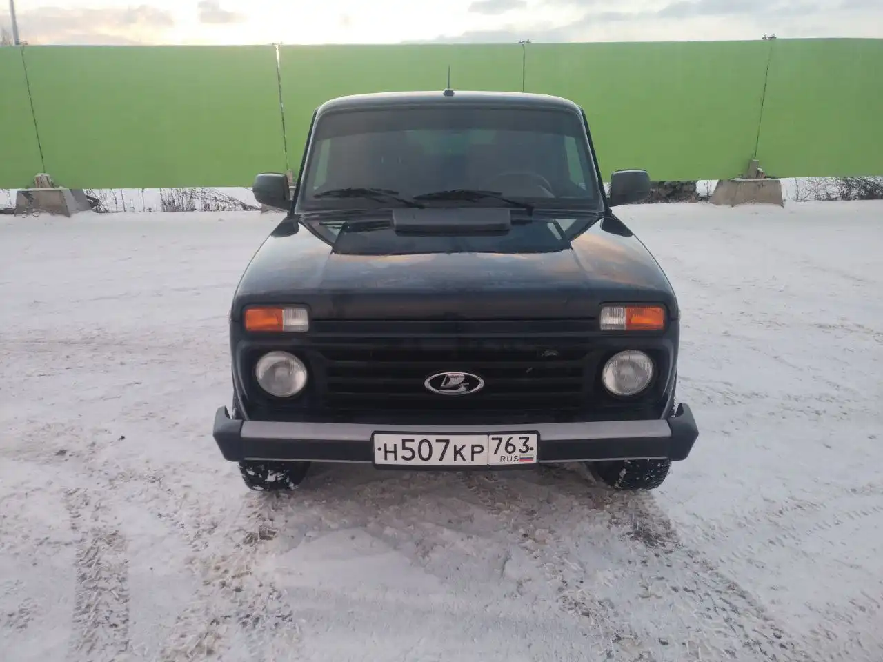 Продажа Нивы Легенд 2023 года в темно-зеленом цвете