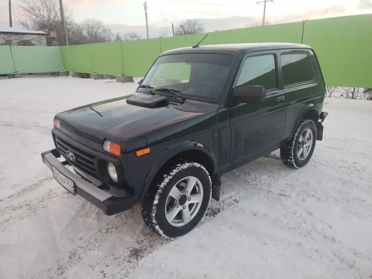 Продажа Нивы Легенд 2023 года в темно-зеленом цвете