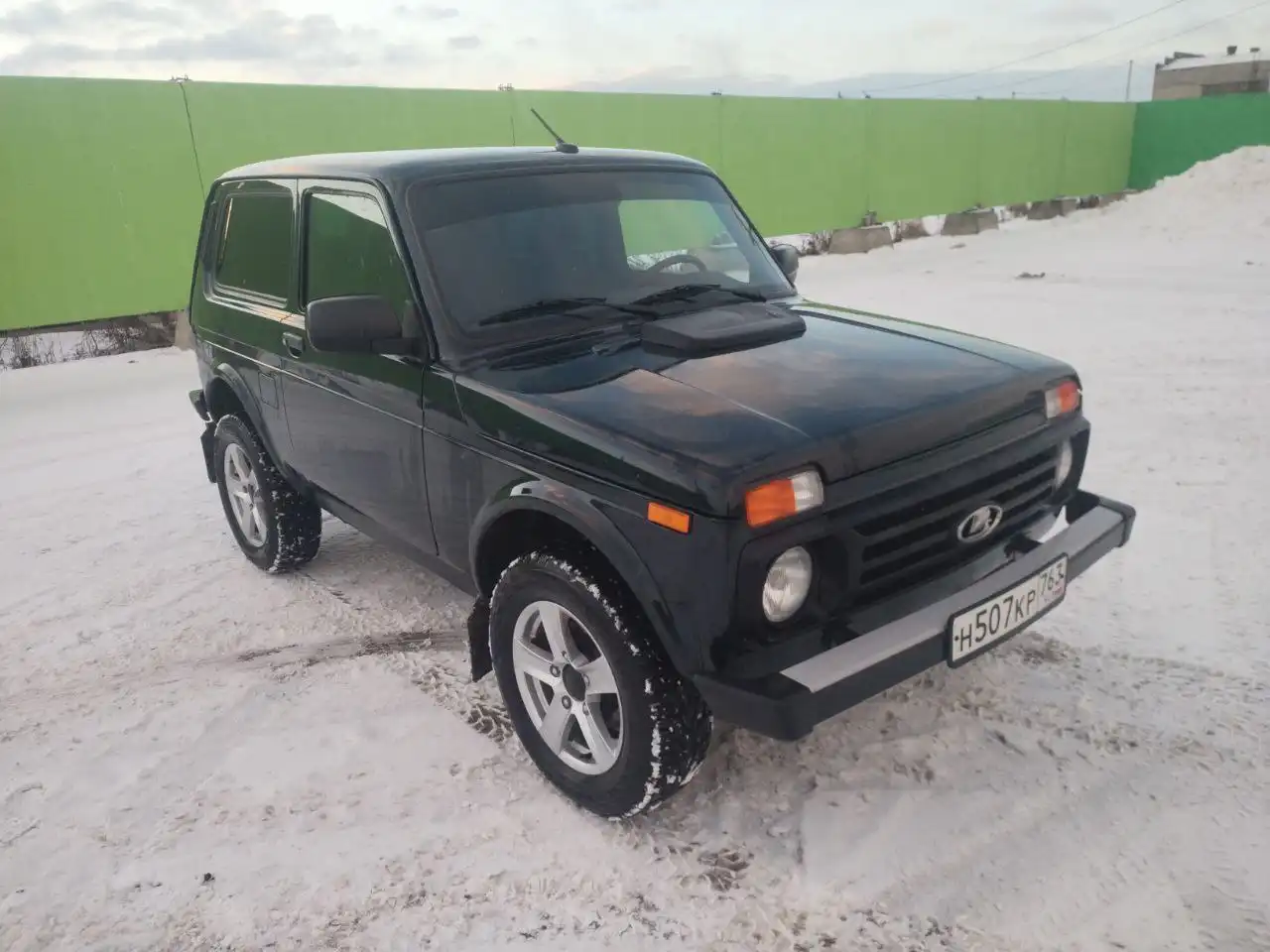 Продажа Нивы Легенд 2023 года в темно-зеленом цвете