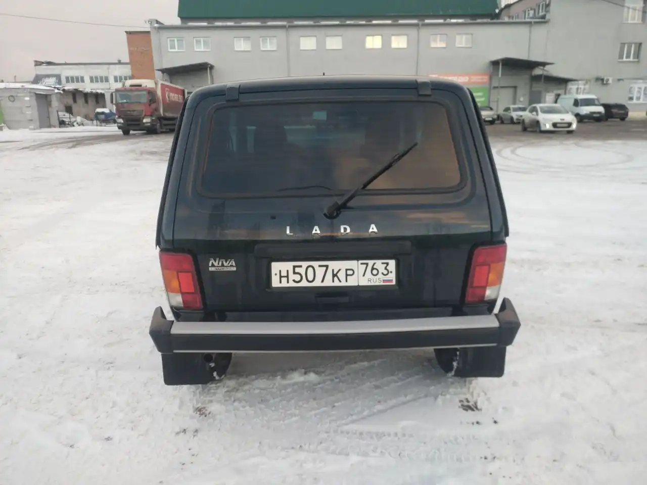 Продажа Нивы Легенд 2023 года в темно-зеленом цвете