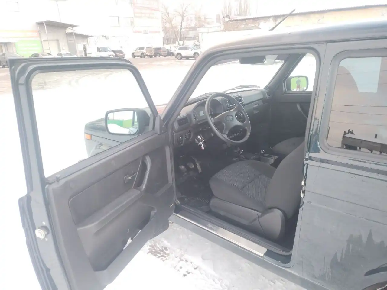 Продажа Нивы Легенд 2023 года в темно-зеленом цвете