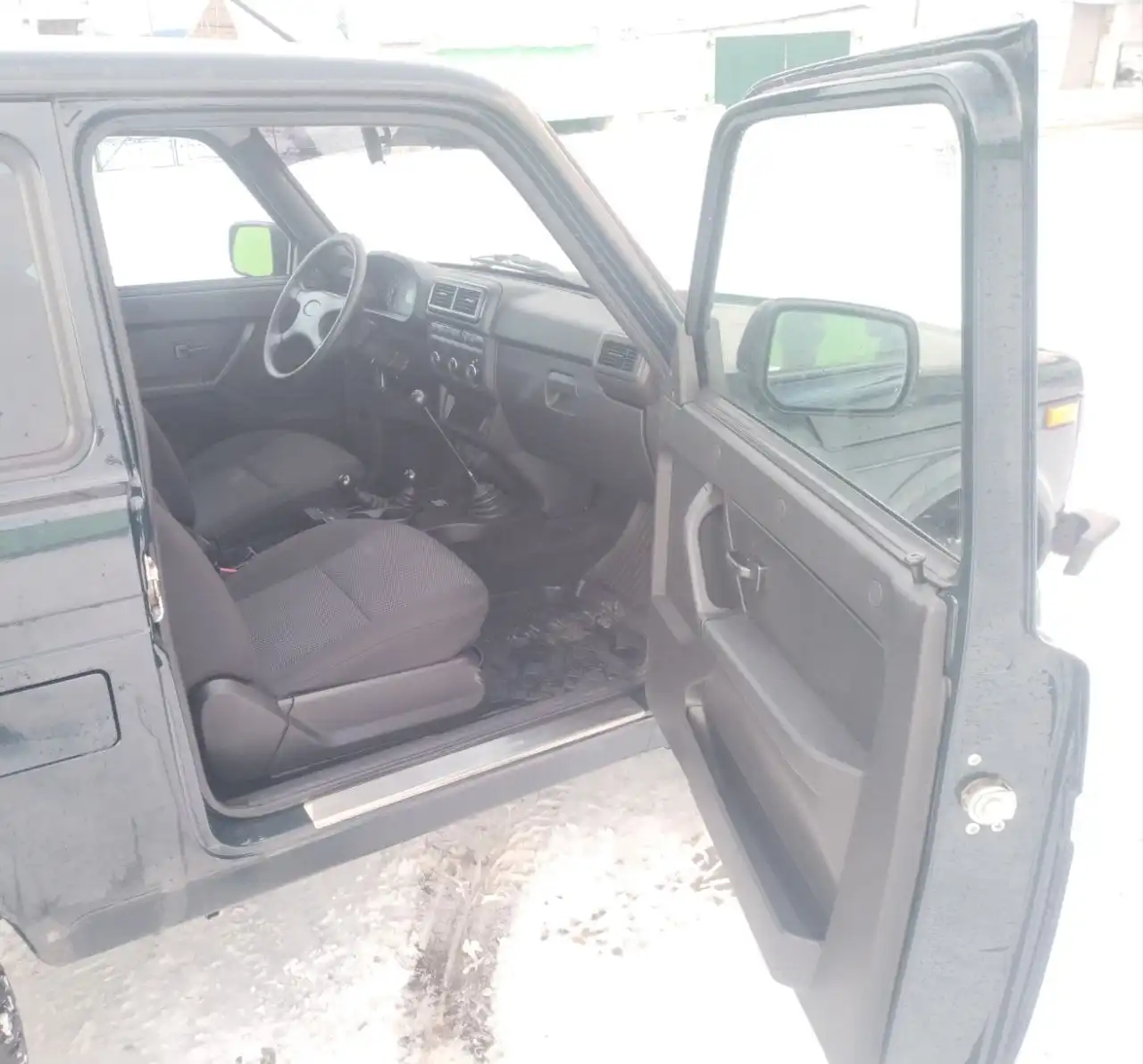 Продажа Нивы Легенд 2023 года в темно-зеленом цвете