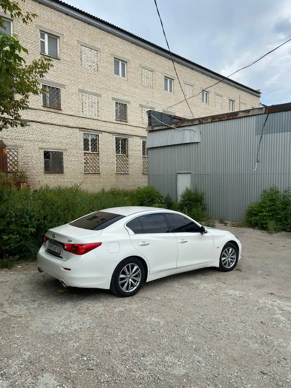 Продам Infiniti Q50 2015 года с турбодвигателем 2.0