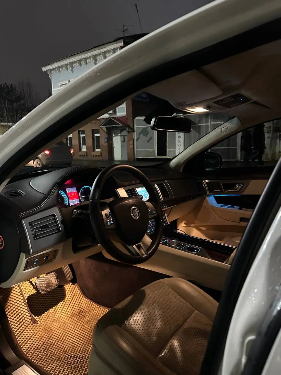 Ягуар XF 2010 года на дизельном двигателе 3.0 л - Легковые автомобили (Авто) в Самара