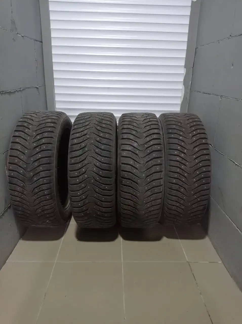 Продам зимние шипованные колеса Kumho WinterCraft Ice WI31