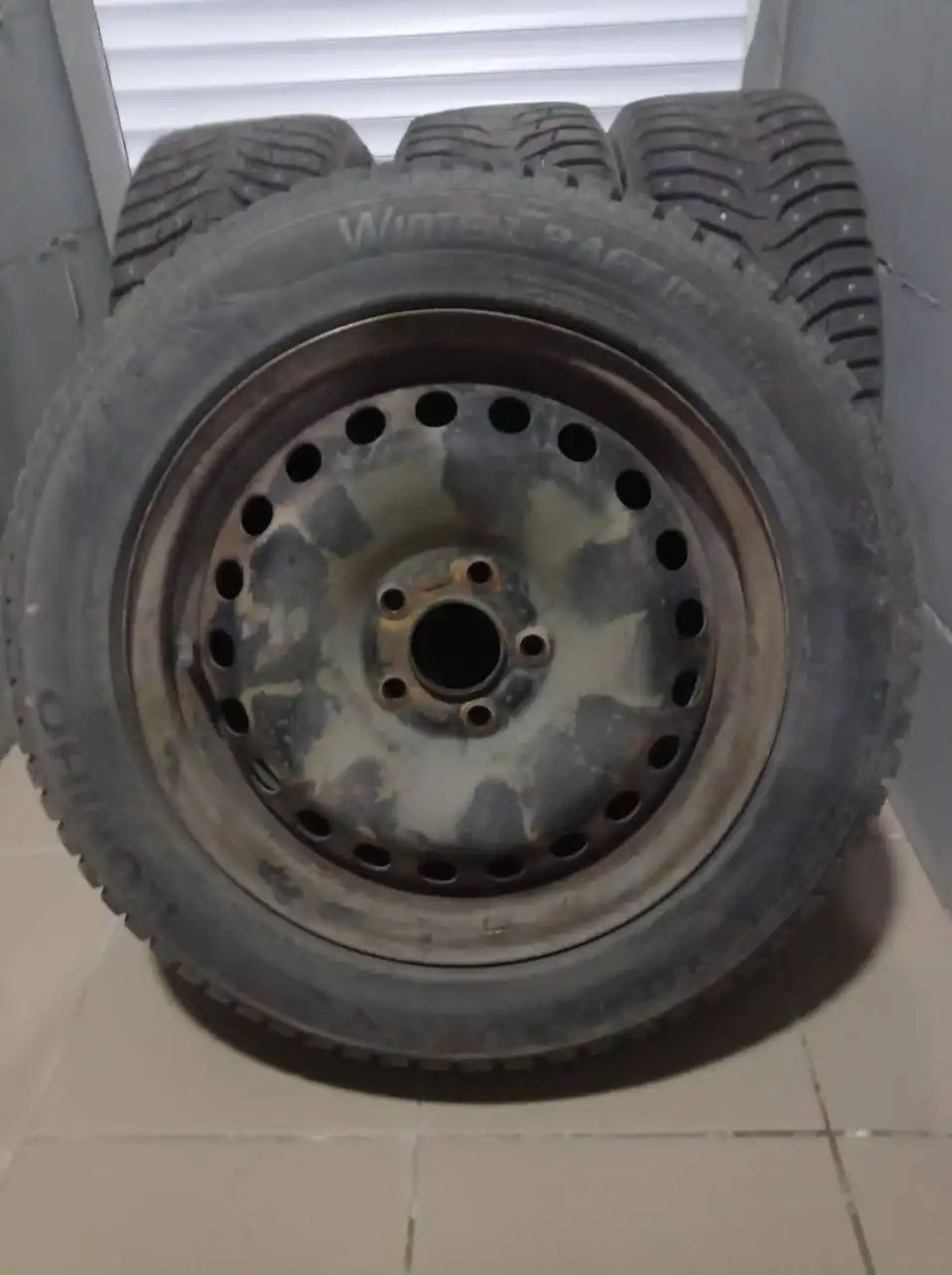 Продам зимние шипованные колеса Kumho WinterCraft Ice WI31