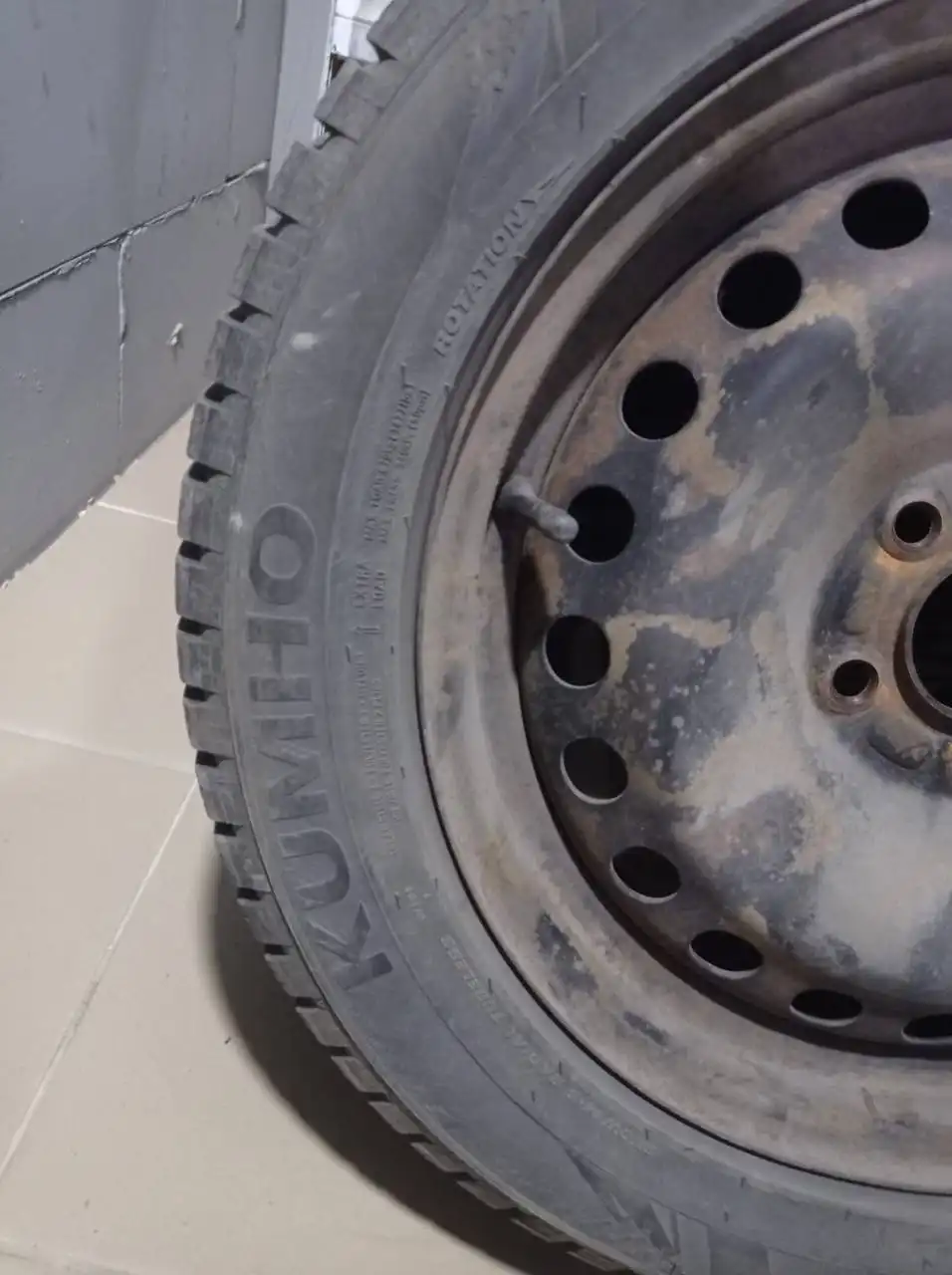 Продам зимние шипованные колеса Kumho WinterCraft Ice WI31