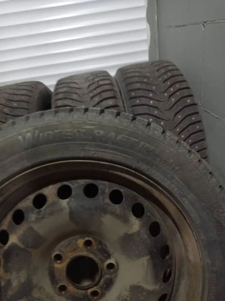 Продам зимние шипованные колеса Kumho WinterCraft Ice WI31