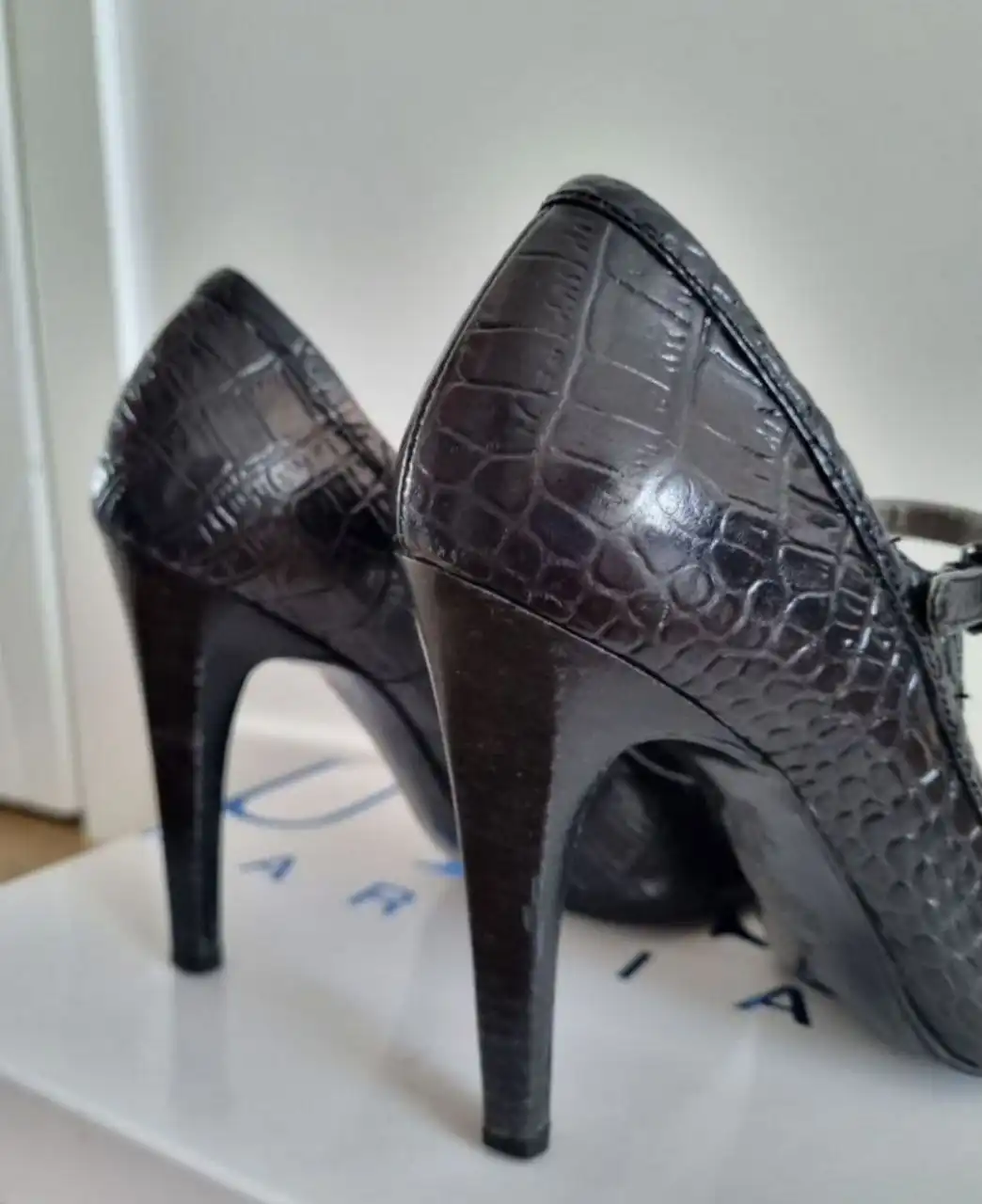 Туфли Guess из натуральной кожи 36 размера