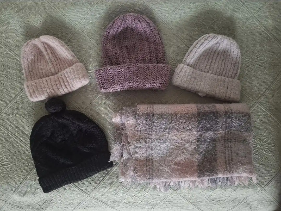 Женские зимние шапки и шарф