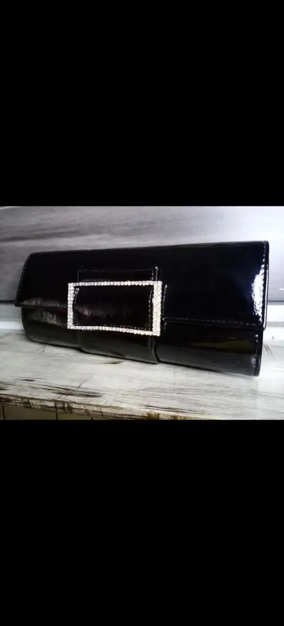 Лаковый клатч черного цвета с мелкими стразами