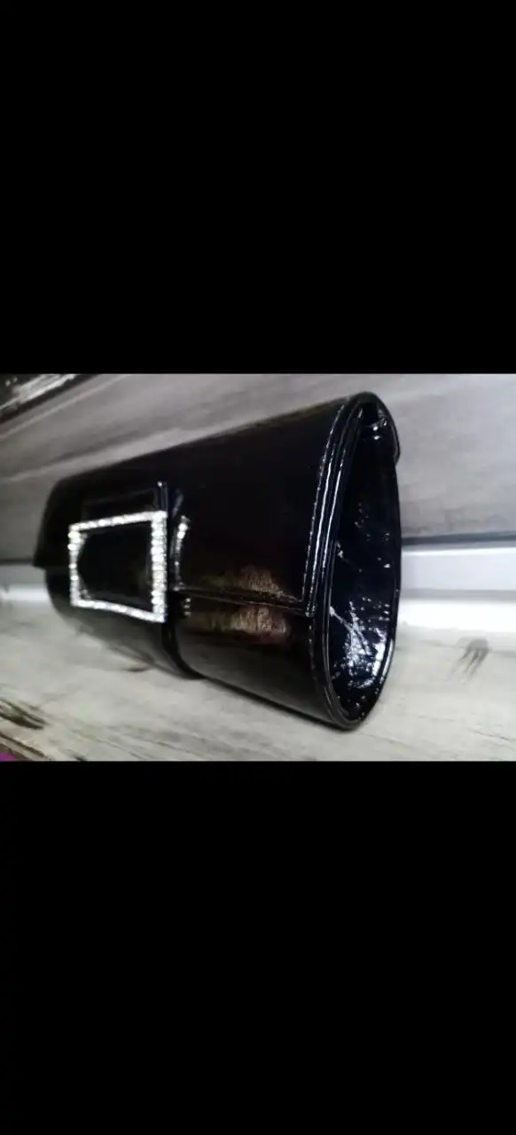 Лаковый клатч черного цвета с мелкими стразами